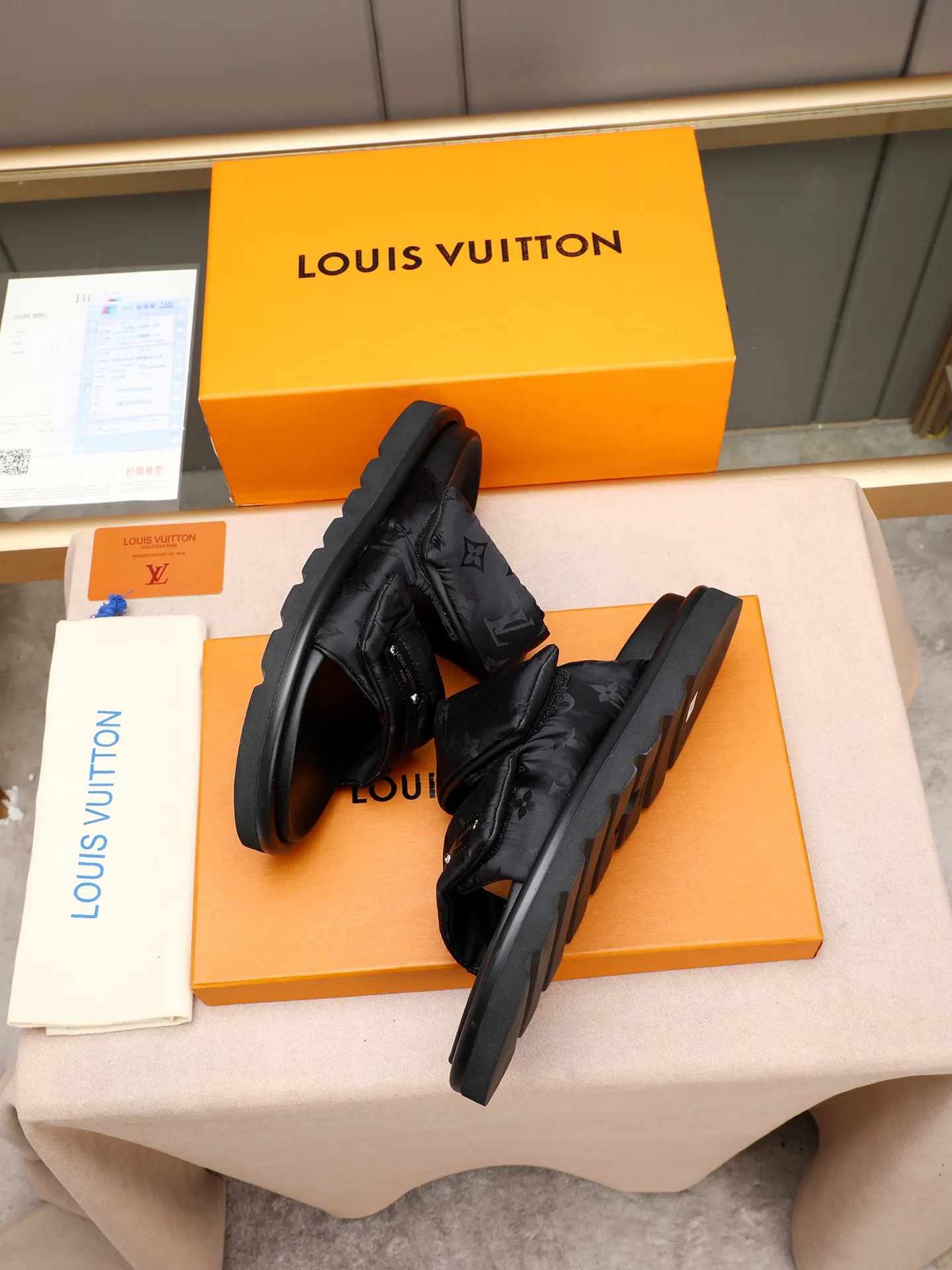 PP360 [LOUIS VUITTON] Louis Vuitton, LV printing, men's and women's slippers are on the market. The drawer box packaging comes with a cloth bag and a card. The upper pattern looks very soft and waxy, and it is a super versatile leg slimming tool. Fabric: imported denim/canvas/old fabric, LV hardware LOGO, official website pattern printing, comfortable to wear, feet: high-elastic PU water table. Sole: foam sole, heel height: about 5cm. Code number: 35-46, 35, 45, 46 are custom-made and non-returnable. Color: multiple colors and styles available.